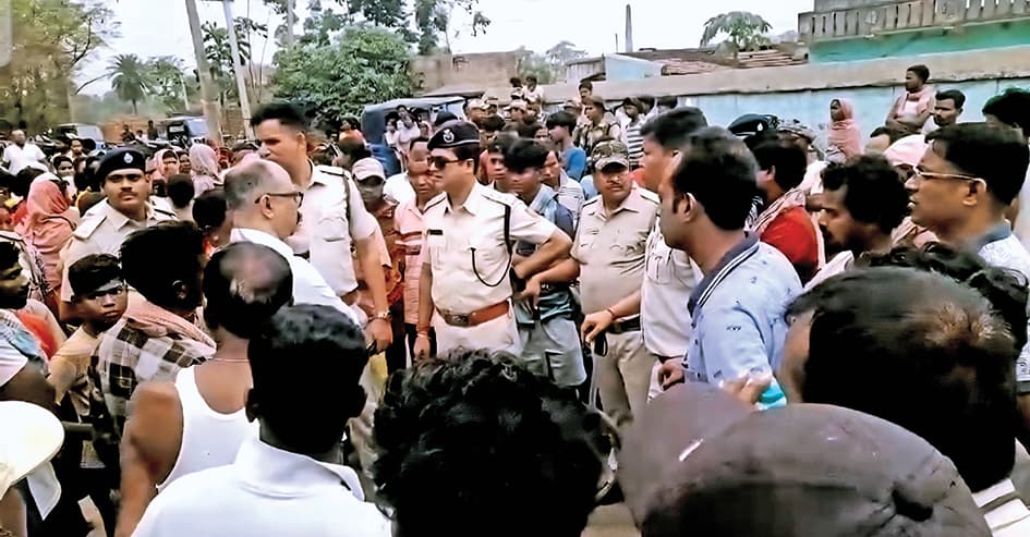 तिराट में युवक का काल बना डंपर, आदिवासियों ने काटा भारी बवाल