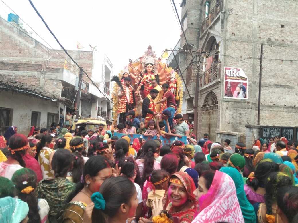 नम आंखों से श्रद्धालुओं ने दी मां दुर्गा की प्रतिमा को विदाई