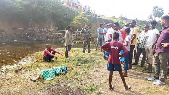ढोलिया नदी में मिला बालिका का शव, ग्रामीणों की जुटी भीड़