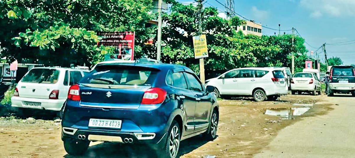 Jharsuguda News: सड़क किनारे लंबे समय से खड़ी कारों व अन्य वाहनों को नहीं हटाये जाने से रोष