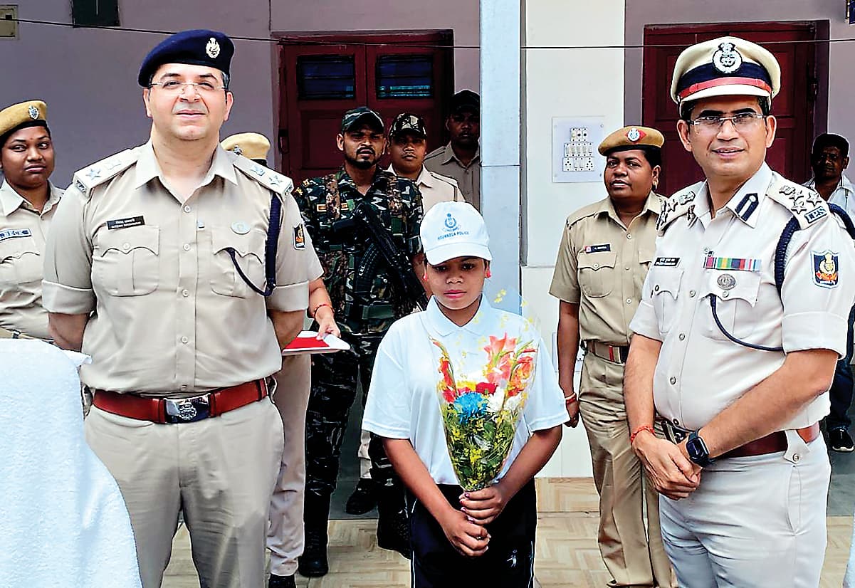 Rourkela News: झारखंड की महिला नक्सली मोंगडी होनहागा ने राउरकेला पुलिस के सामने किया सरेंडर