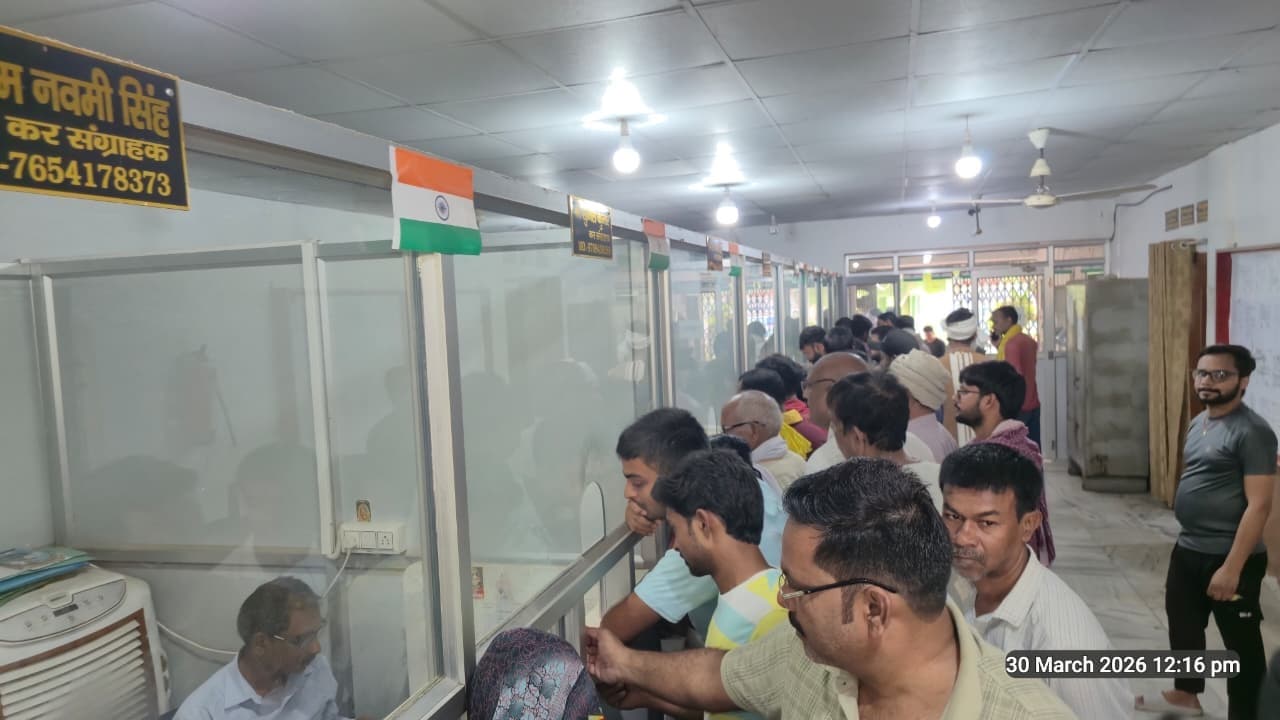 होल्डिंग टैक्स जमा करने के अंतिम दिन उमड़ी भीड़