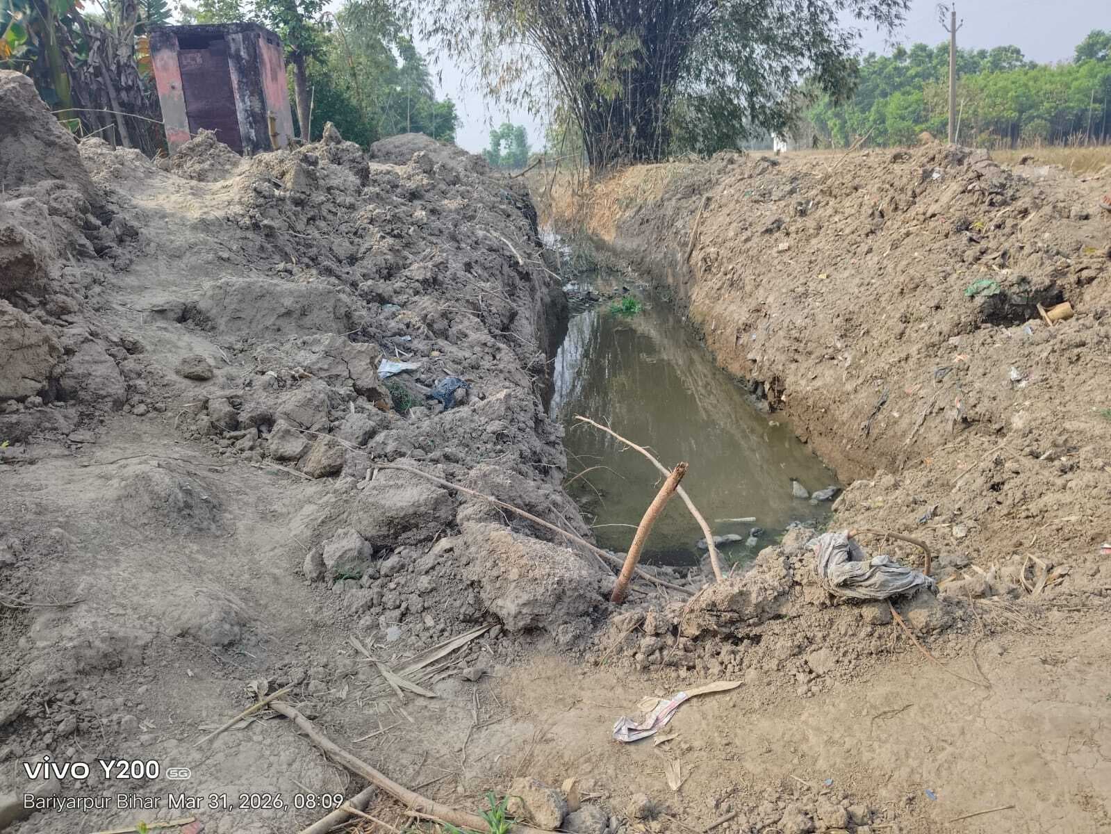 घोघी में ''पइन खुदाई'' का कार्य अधूरा छोड़ ठैकेदार फरार