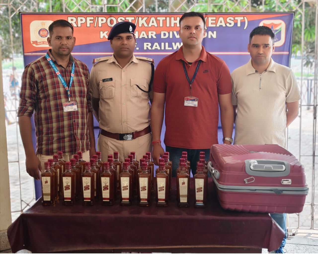 अवध-असम एक्सप्रेस ट्रेन से 16 बोतल शराब बरामद