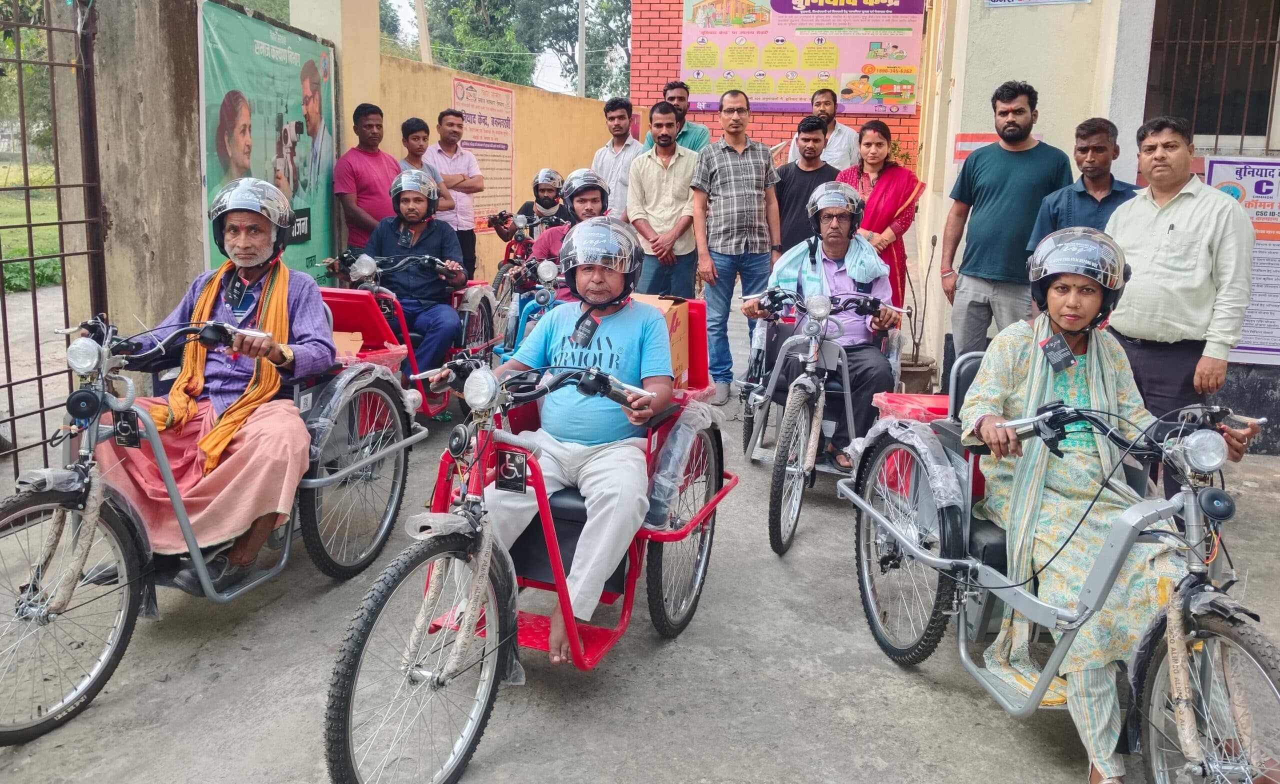 बुनियाद केंद्र में आठ दिव्यांगजनों को बैटरी चालित ट्राईसाइकिल वितरण