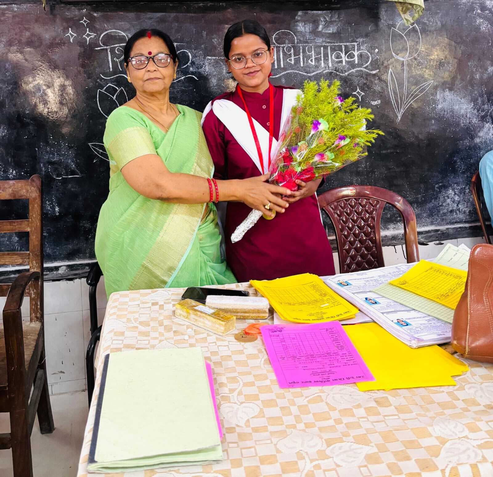 इंटर कला संकाय में दूसरी जिला टॉपर नजराना को विद्यालय में किया सम्मानित