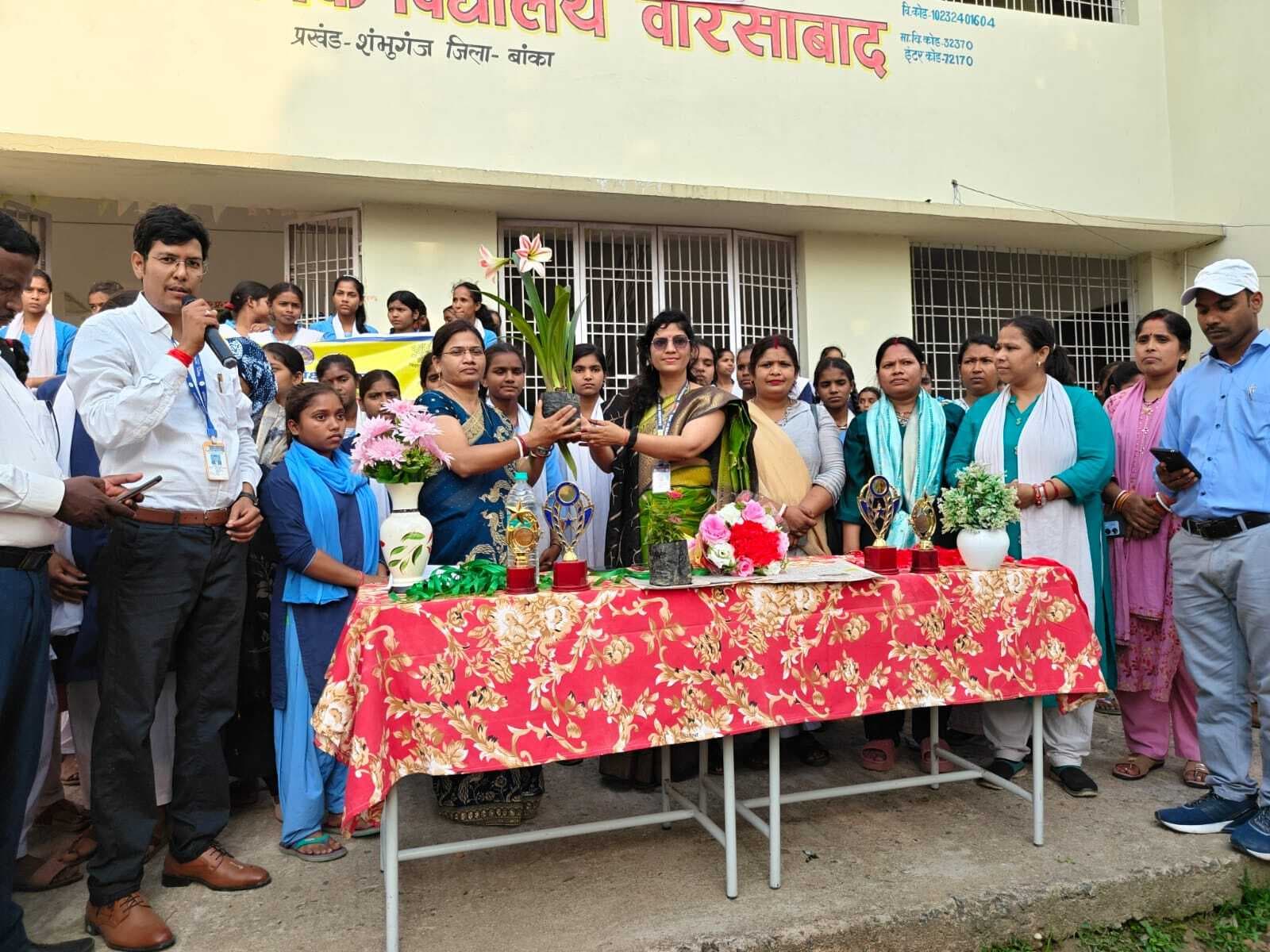 कार्यक्रम में छात्र-छात्राओं ने दी एक से बढ़कर एक प्रस्तुतियां