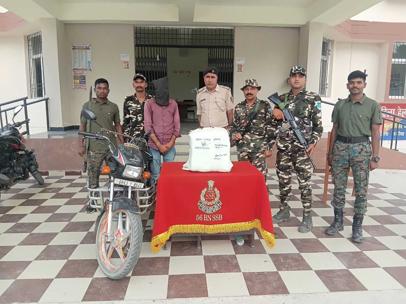 15 किलो गांजा के साथ तस्कर गिरफ्तार