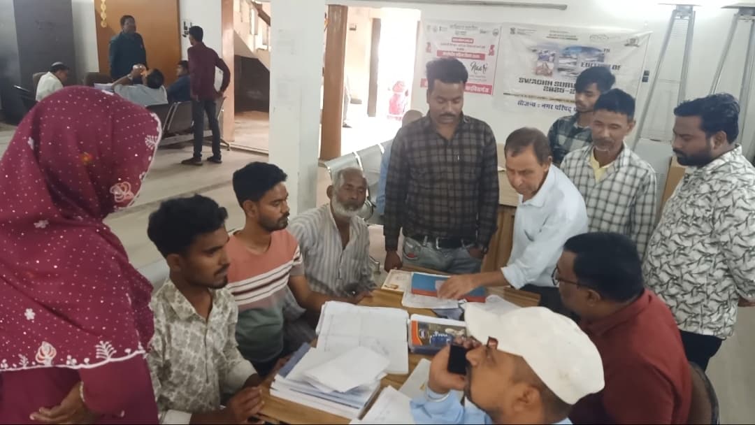 नप कार्यालय में होल्डिंग टैक्स जमा करने को लगी रही भीड़