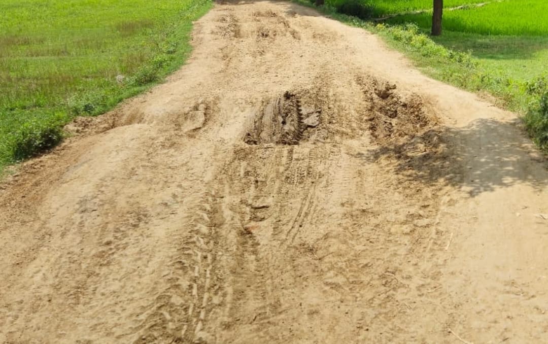 जर्जर सड़क से परेशान भोलानगर महादलित टोला के लोग