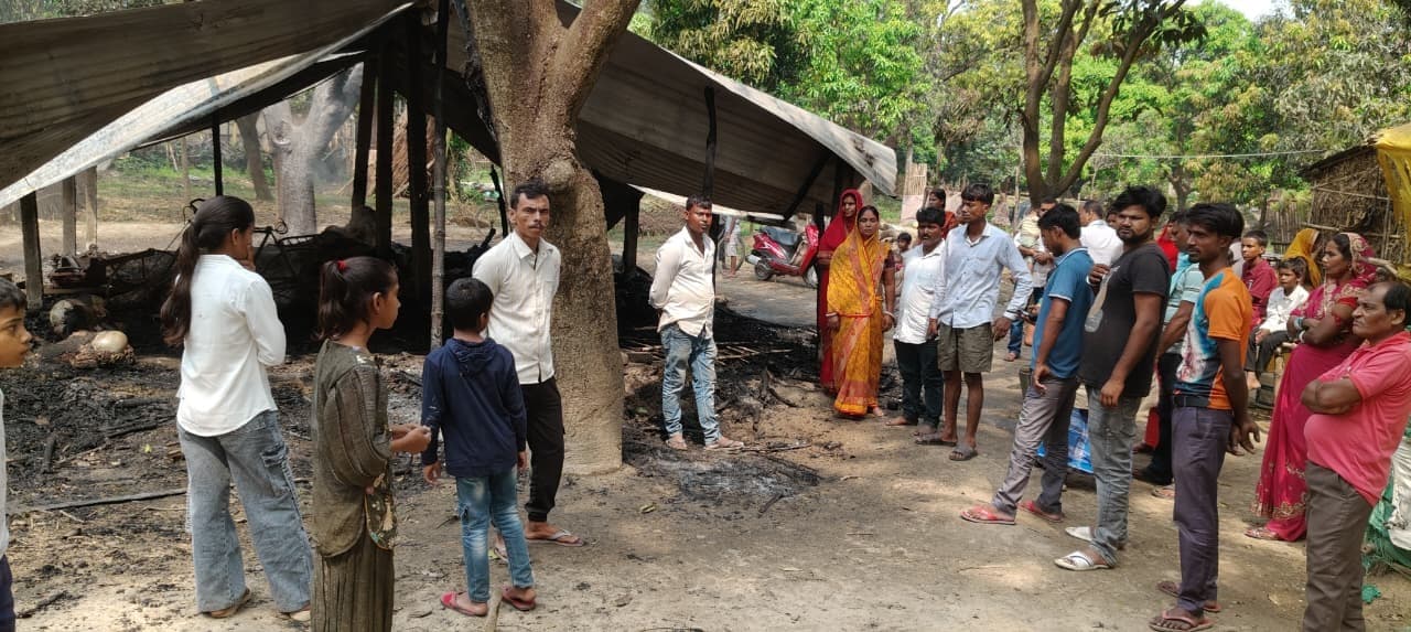 आगलगी में हजारों की संपत्ति जली