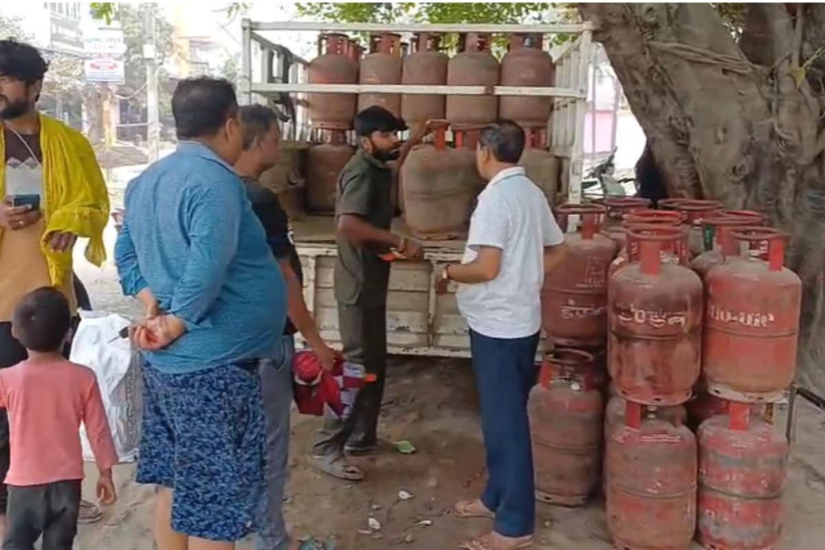 5 दिनों बाद LPG सिलेंडर की गाड़ी पहुंचते ही दौड़ पड़े लोग, लोगों से की गई ये अपील