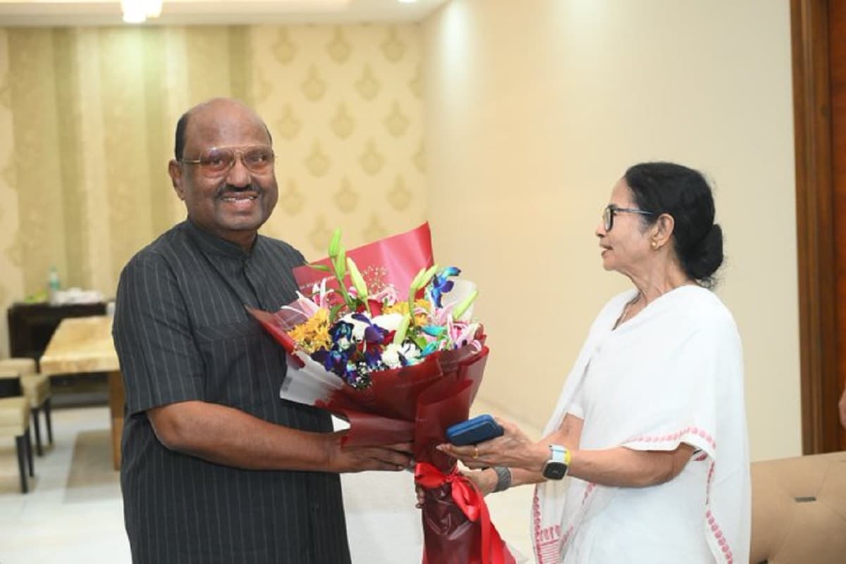 सीवी आनंद बोस से मिलीं ममता बनर्जी, बोली- आपको फिर से बंगाल आना चाहिए