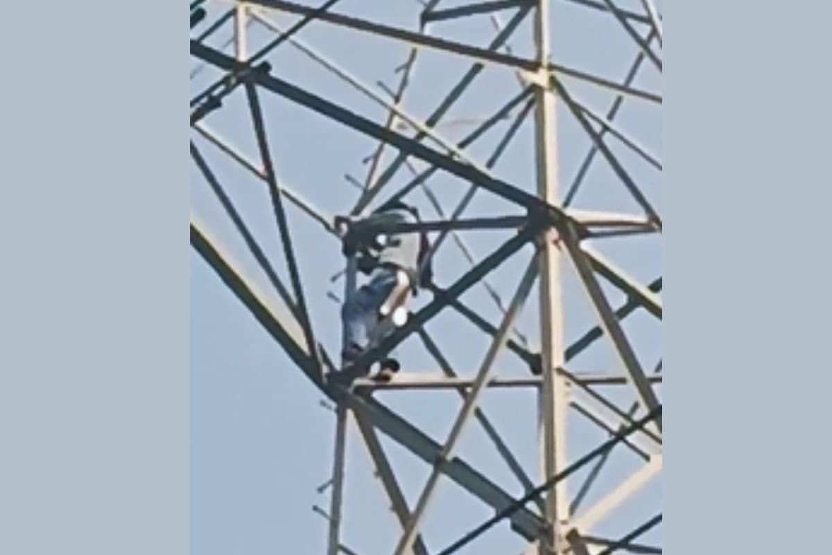 बॉयफ्रेंड से शादी की जिद में हाईटेंशन पोल पर चढ़ी गर्लफ्रेंड, 5 घंटे चला हाई-वोल्टेज ड्रामा