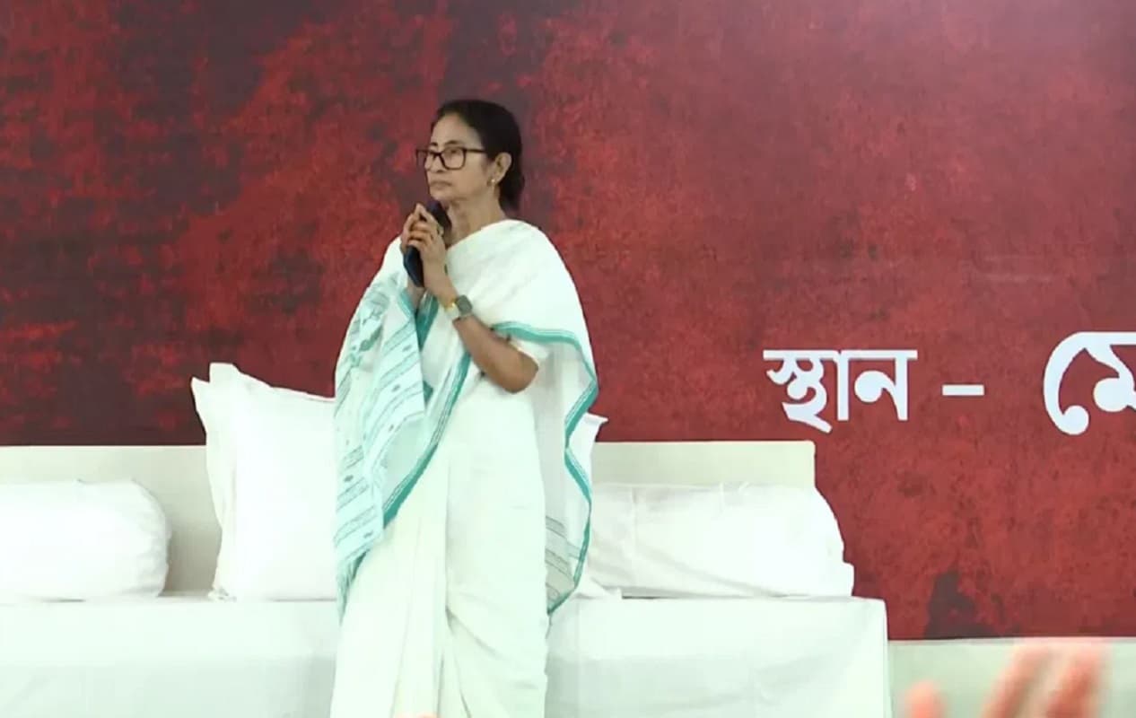 20 साल बाद धरने पर बैठी ममता बनर्जी, साजिश बेनकाब करने की खाई कसम