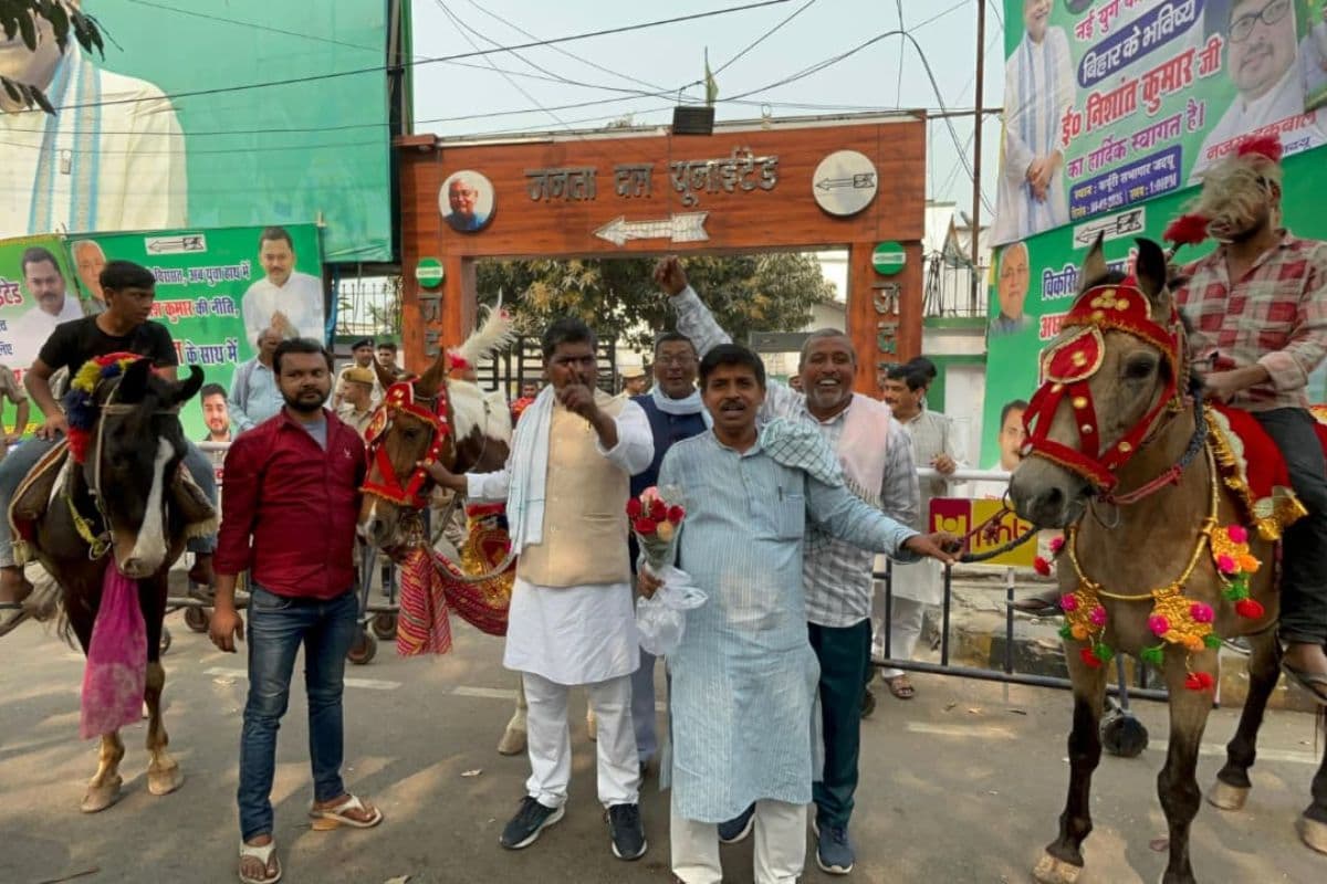 JDU ऑफिस के बाहर हाथी-घोड़ा-ऊंट लेकर पहुंचे कार्यकर्ता, ढोल-नगाड़े संग होगा निशांत कुमार का स्वागत