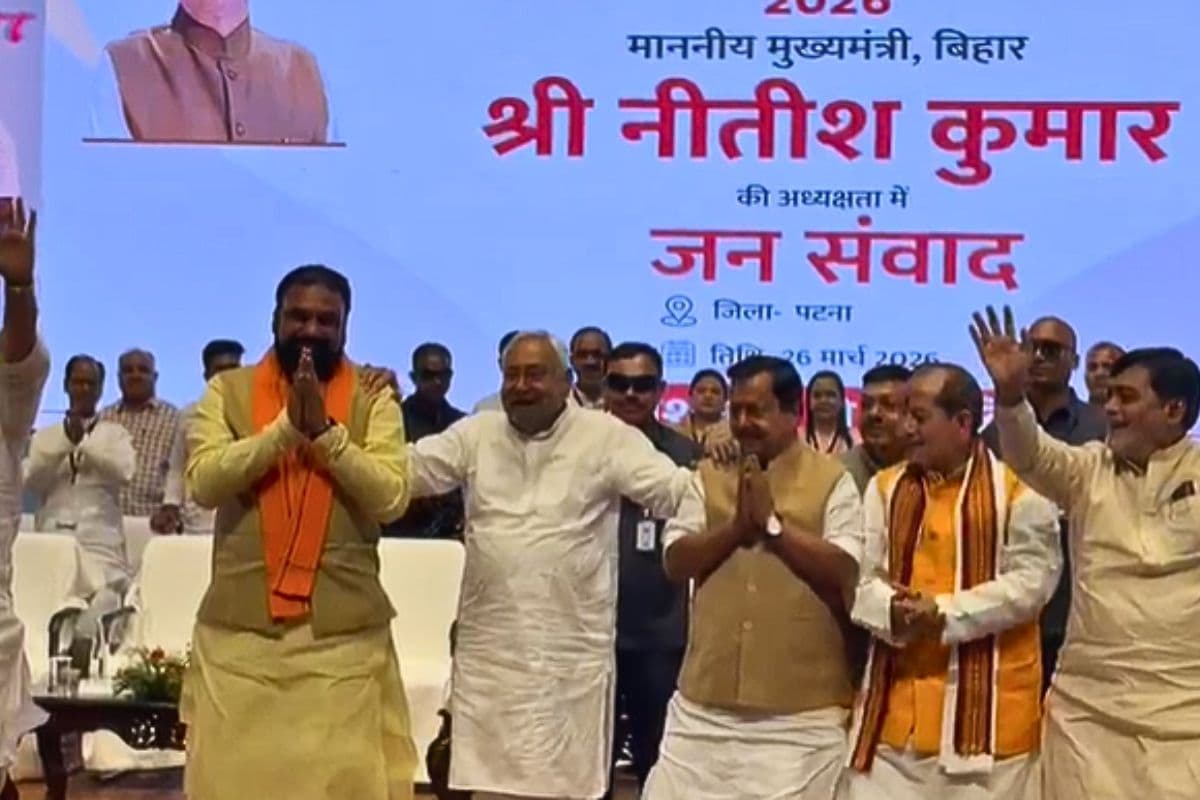 समृद्धि यात्रा के आखिरी दिन नीतीश ने सम्राट-नितिन के कंधे पर रखा हाथ, बोले- बिहार बढ़ता रहेगा, BJP ने क्या कहा?