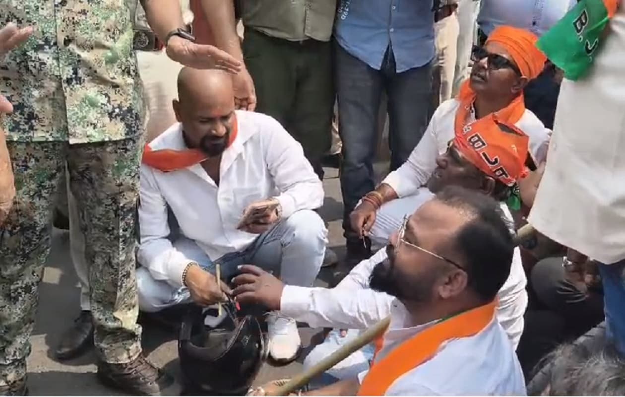 बंगाल में परिवर्तन यात्रा के दौरान हंगामा, पुलिस ने भाजपा युवा मोर्चा की बाइक रैली को रोका