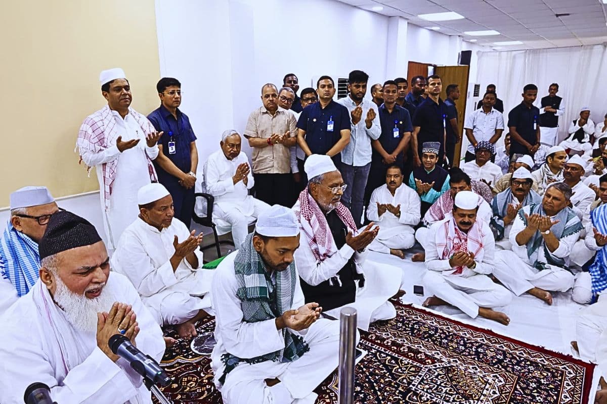 पटना में CM हाउस पर इफ्तार: हाथ जोड़कर पीछे बैठे दिखे नीतीश, आगे बैठे निशांत को सीएम बनाने के लिए लगे नारे
