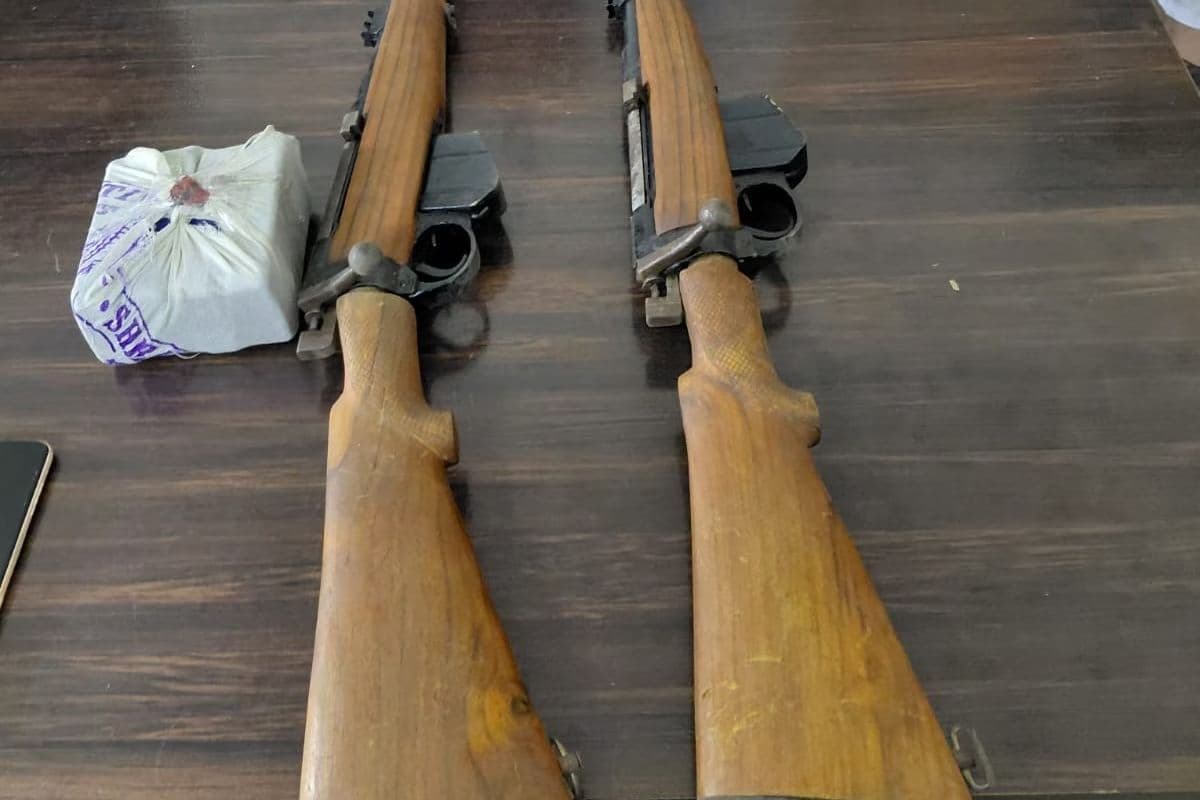 पटना में शराब की तलाश में पहुंची पुलिस, पशु के खटाल से निकलीं राइफलें, 4 तस्कर गिरफ्तार