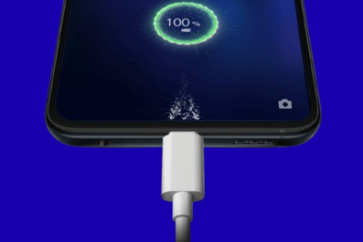 फोन चार्ज करते समय कहीं आप भी तो नहीं करते हैं यह गलती?