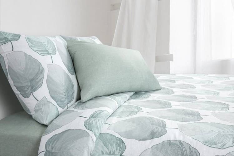 गर्मी में चैन से सोना है तो बदल लें बेडशीट, ये फैब्रिक देंगे कूल फीलिंग