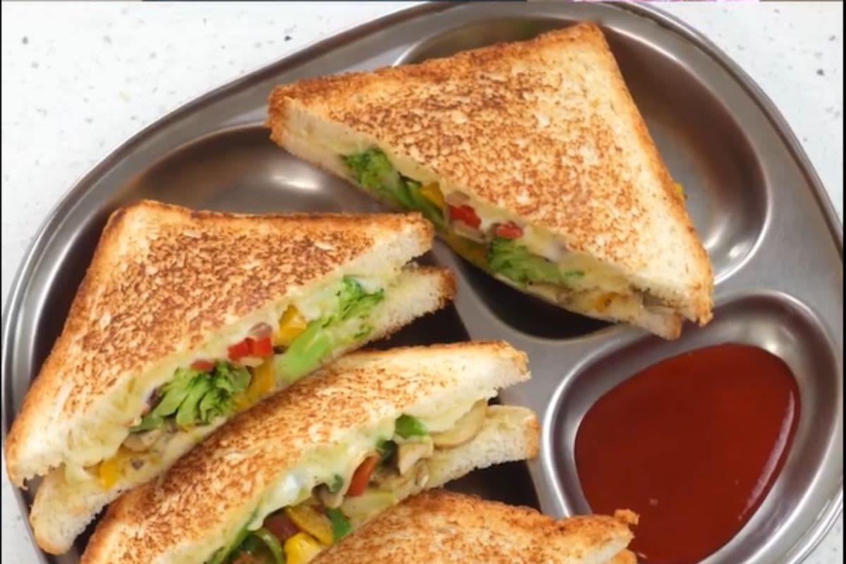 सुबह की जल्दी में झटपट तैयार करें वेज सैंडविच, शेफ भूपी ने बताई रेसिपी