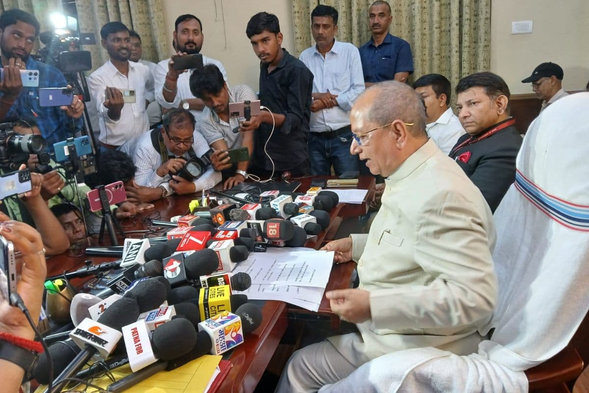 हड़ताल पर गए कर्मचारियों को विजय सिन्हा की चेतावनी, कहा- सीधे नौकरी खत्म कर देंगे