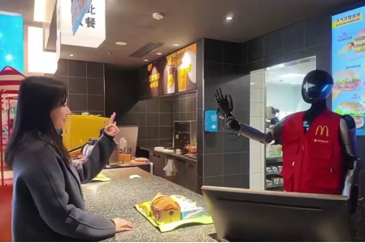 चीन के मैकडॉनल्ड्स में हुई रोबोट्स की एंट्री, कस्टमर्स को सर्व करते आये नजर