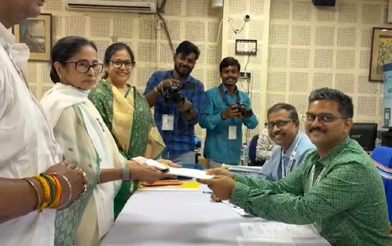 नामांकन दाखिल करने पैदल पहुंची ममता बनर्जी, भवानीपुर को बताया अपना घर