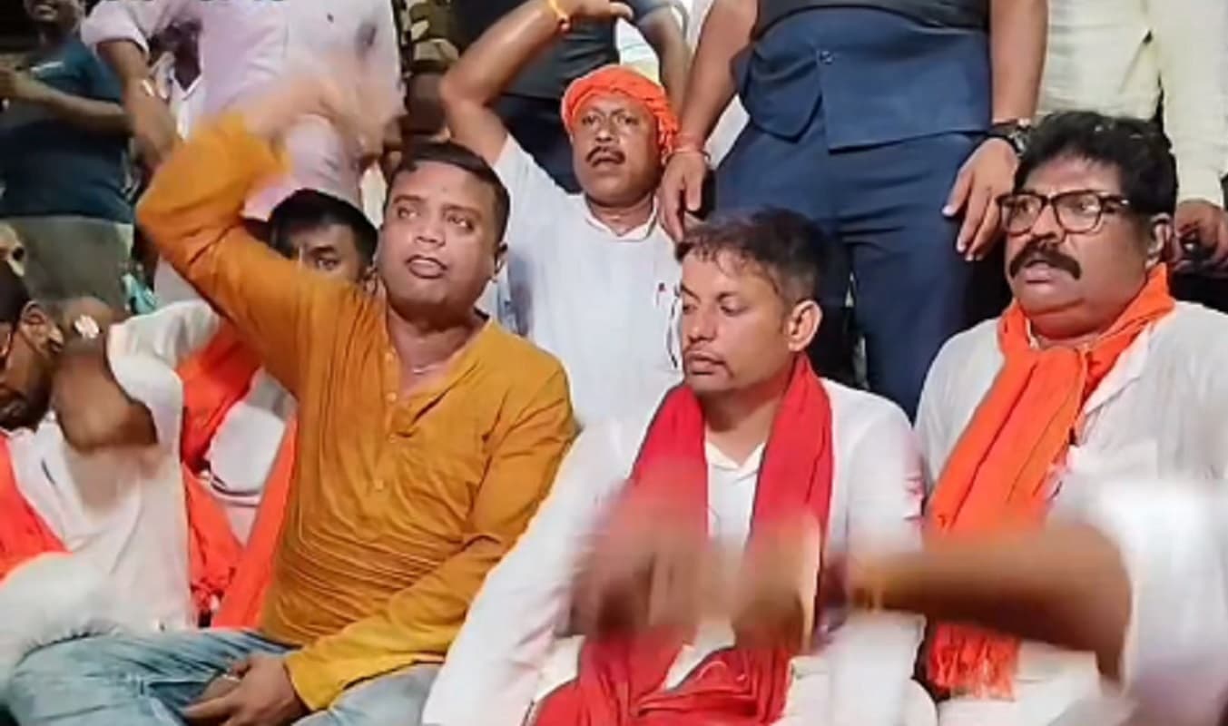 TMC-BJP Clash: बंगाल के भाटपारा में तनाव बढ़ा, तृणमूल-बीजेपी की झड़प, फायरिंग