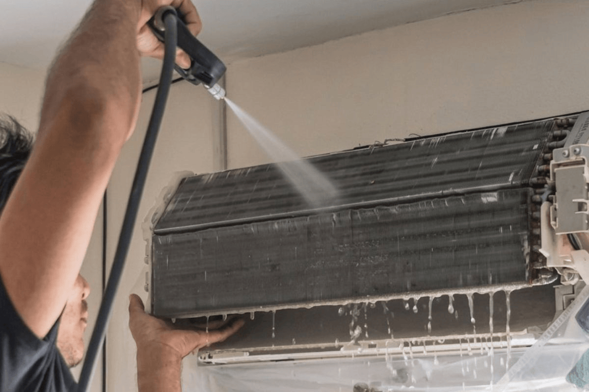 कहीं टेक्नीशियन आपको भी तो नहीं बना रहा बेवकूफ? जानें एसी गैस रिफिल स्कैम का पूरा खेल