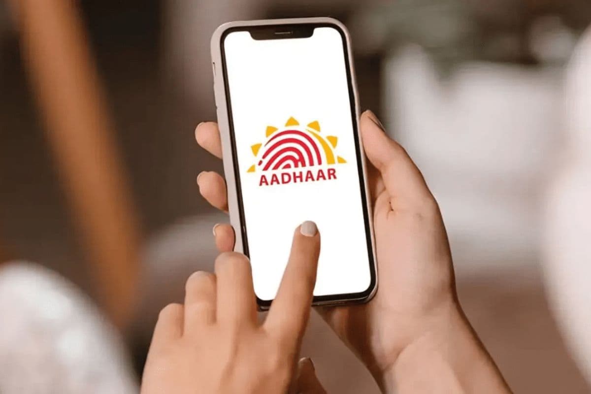 स्मार्टफोन में 'आधार ऐप' अब अनिवार्य नहीं, विरोध के बाद सरकार ने बदला फैसला