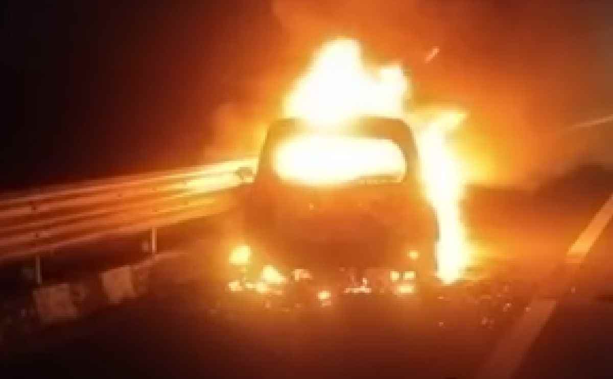 दिल्ली-मुंबई एक्सप्रेसवे पर दर्दनाक हादसा: चलती कार में आग, 5 लोग जिंदा जले