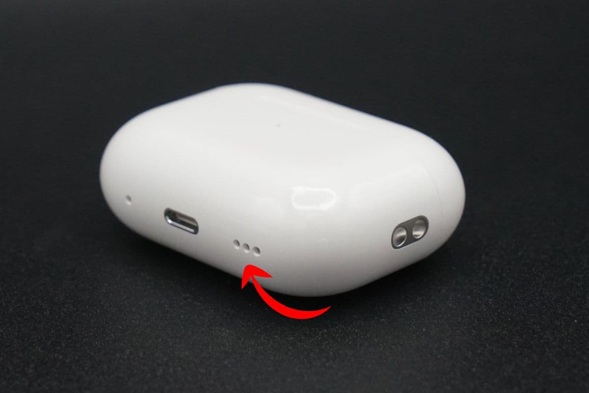 AirPods Pro के चार्जिंग केस के नीचे बने छोटे छेद आखिर किस काम आते हैं?