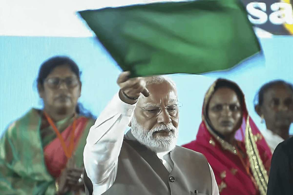 वाराणसी और अयोध्या से मुंबई तक चलेंगी दो अमृत भारत ट्रेनें, पीएम मोदी ने दिखाई हरी झंडी