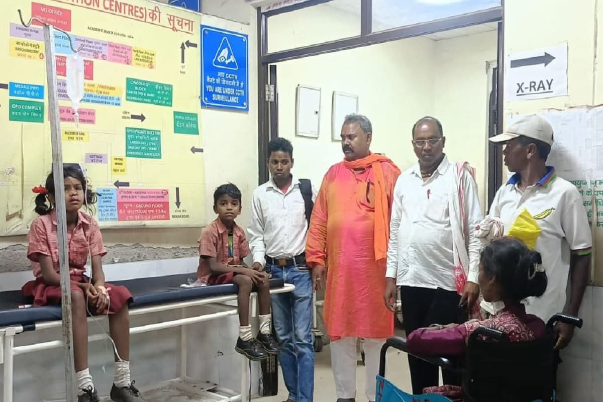 अनगड़ा-हुंडरू फॉल रोड पर अनियंत्रित ऑटो दुर्घटनाग्रस्त, शिक्षिका और बच्चे सहित 6 घायल