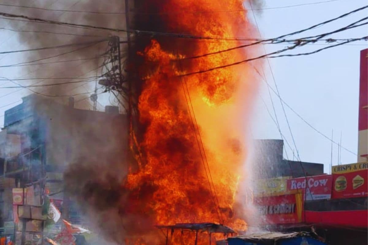 आसनसोल के सालानपुर में धूं-धूं कर जला 350 केवी का ट्रांसफॉर्मर, चित्तरंजन मुख्य मार्ग पर घंटों आवागमन ठप