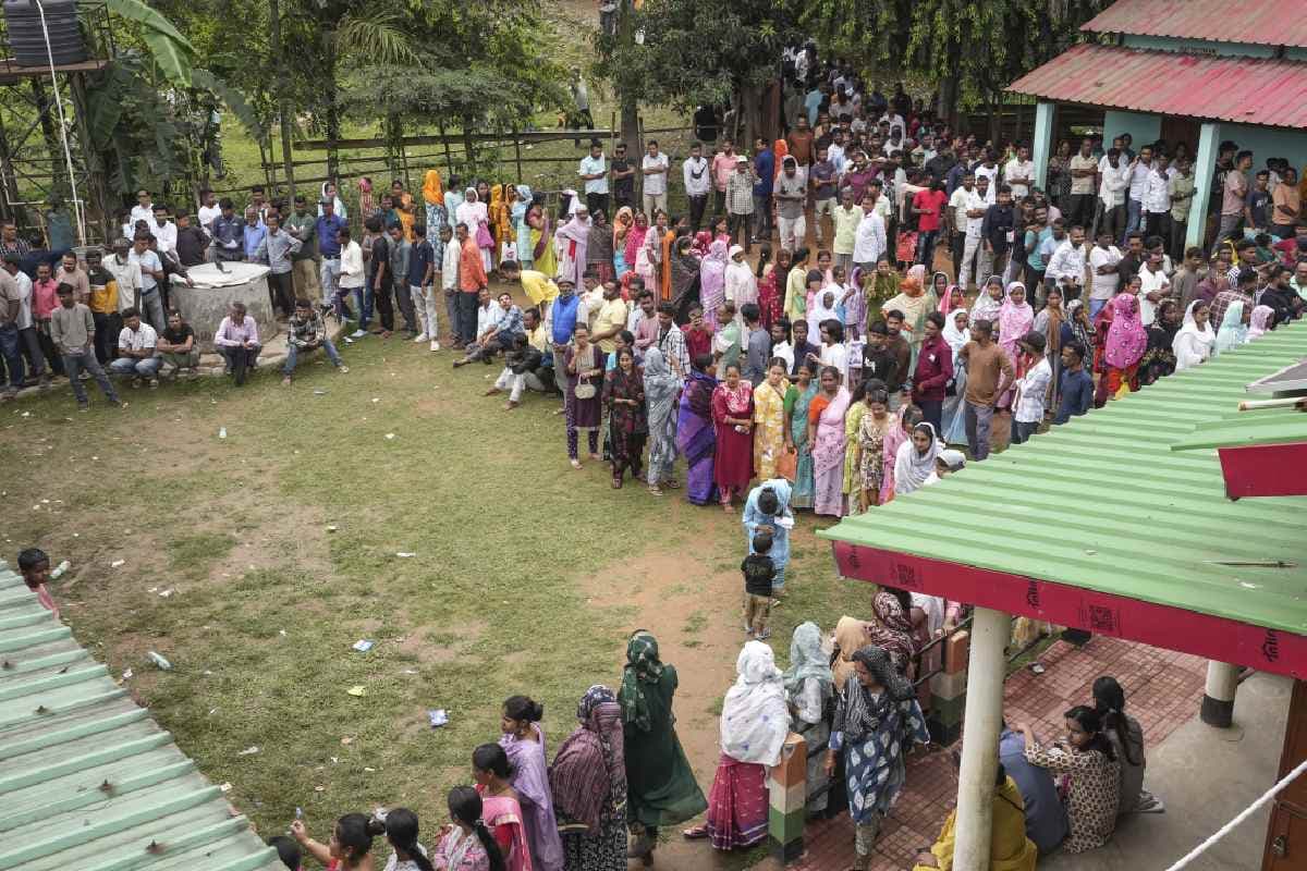 असम चुनाव : कई मतदान केंद्रों पर झड़प, 7 हिरासत में, पुलिस ने चलाई गोली