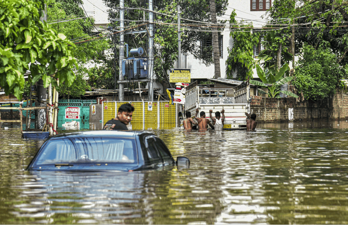 असम में भारी बारिश और तूफान से तबाही: बाढ़ जैसे हालात, एक की मौत