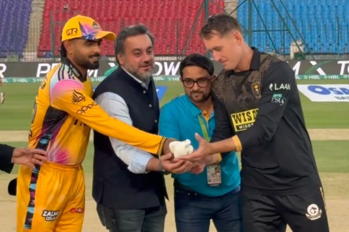 'जोक ऑफ द सेंचुरी', बाबर आजम ने उड़ाया सफेद कबूतर; सोशल मीडिया पर हुए जमकर ट्रोल