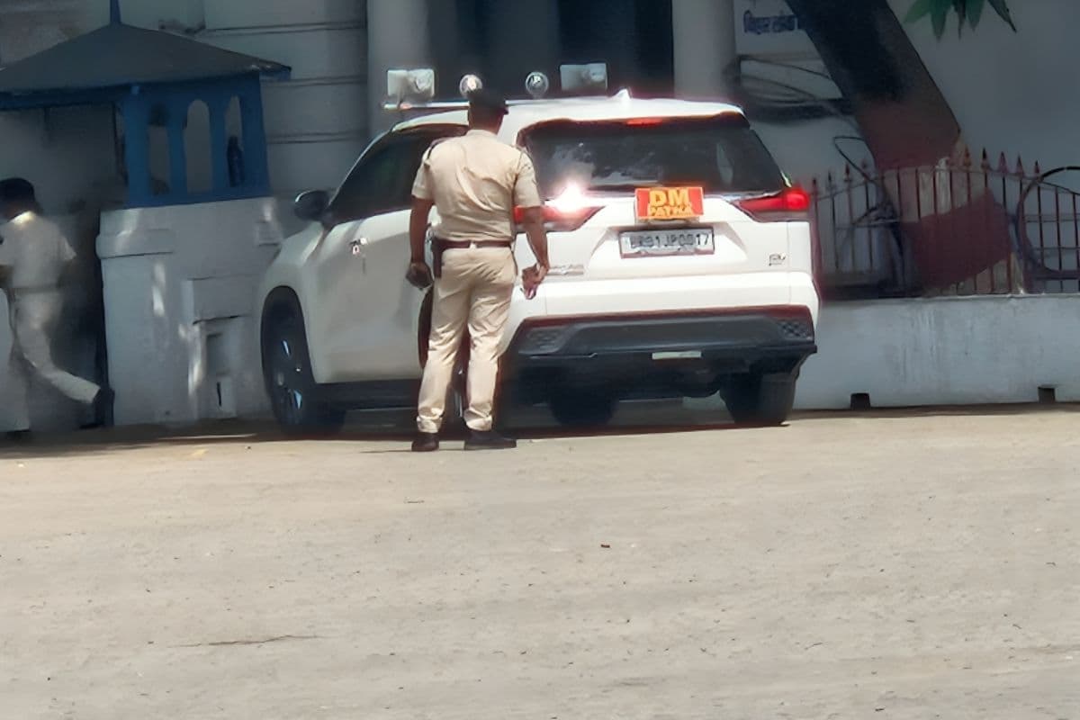 पटना में शपथ ग्रहण की तैयारियां तेज, लोकभवन पहुंचे DM त्यागराजन