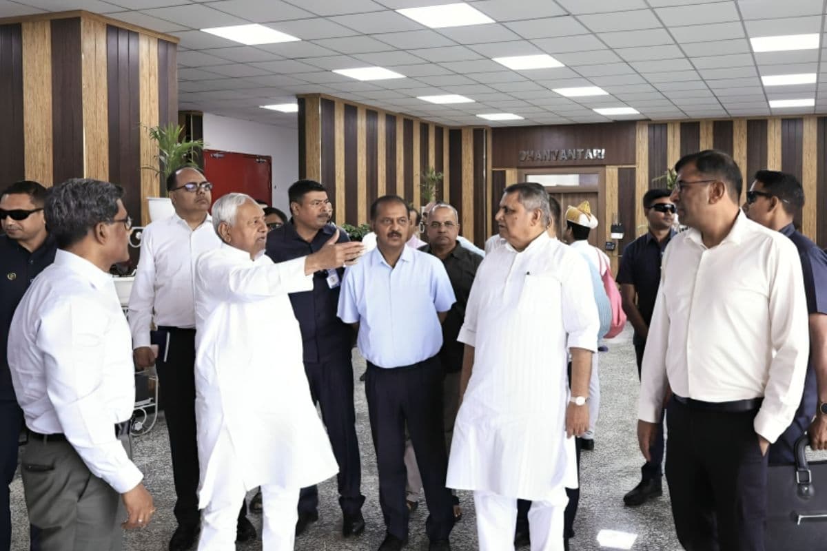 सुबह-सुबह क्लास में पहुंचे CM नीतीश, छात्रों से बोले- आत्मनिर्भर बनो, सरकार साथ है