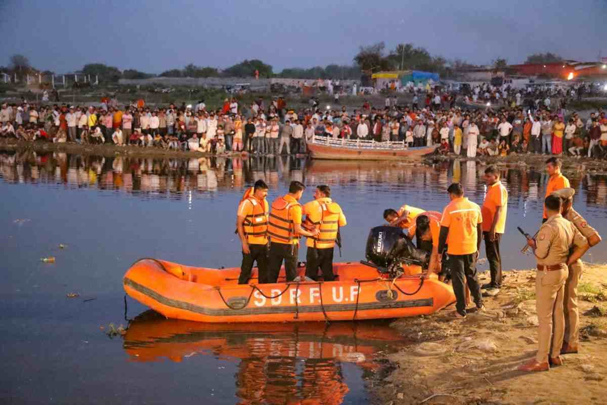 Video : यमुना नदी में पलटी नाव को बाहर निकाला गया, 5 लोग अब भी लापता
