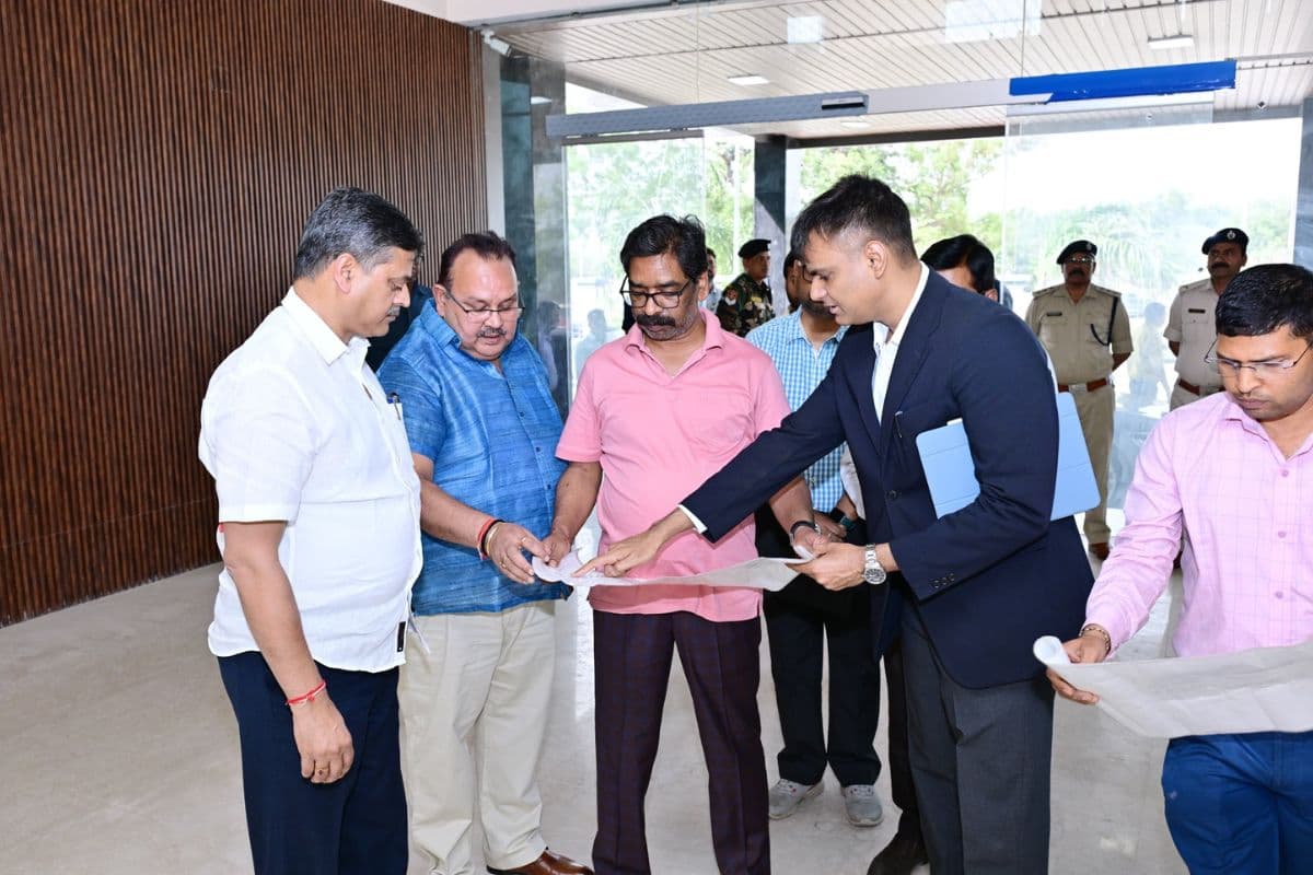 बिरसा मुंडा एयरपोर्ट पर निर्माणाधीन 'स्टेट हैंगर' पहुंचे CM हेमंत, कार्यों की गुणवत्ता देख अधिकारियों को दिए सख्त निर्देश