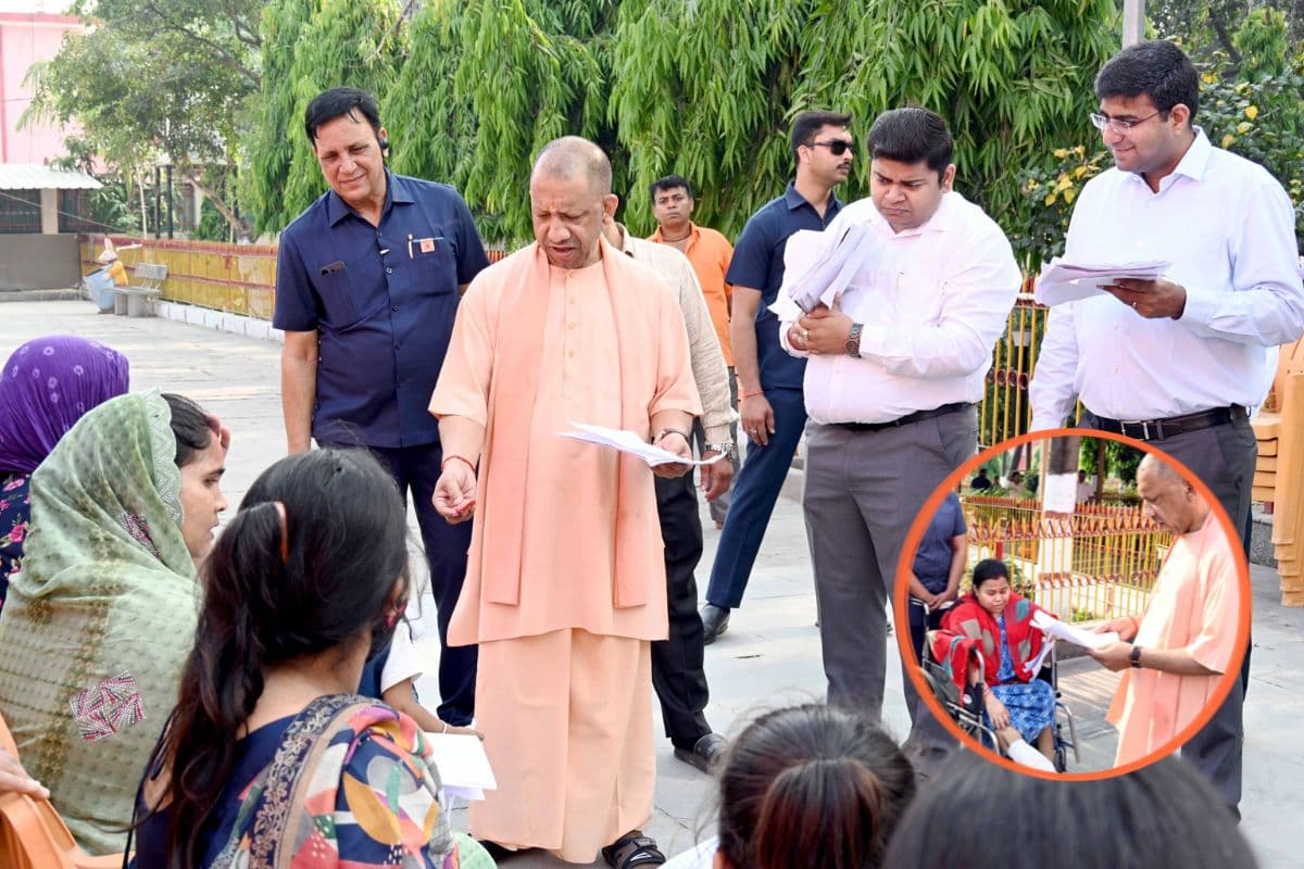 महिला से बोले सीएम योगी- घबराइए मत, बच्चे के इलाज में नहीं होगी दिक्कत