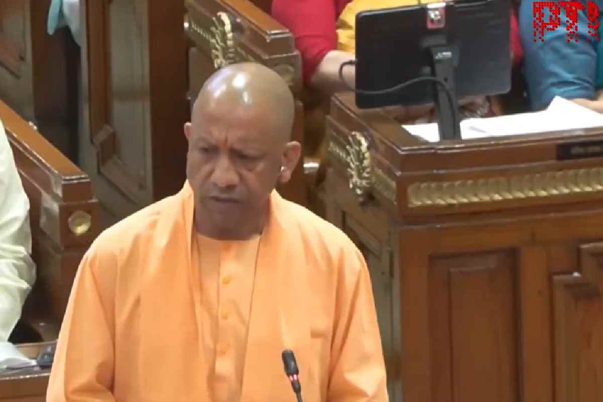 यूपी विधानसभा में सीएम योगी का हमला: सपा पर बोले- ये बार-बार बदलते हैं रंग