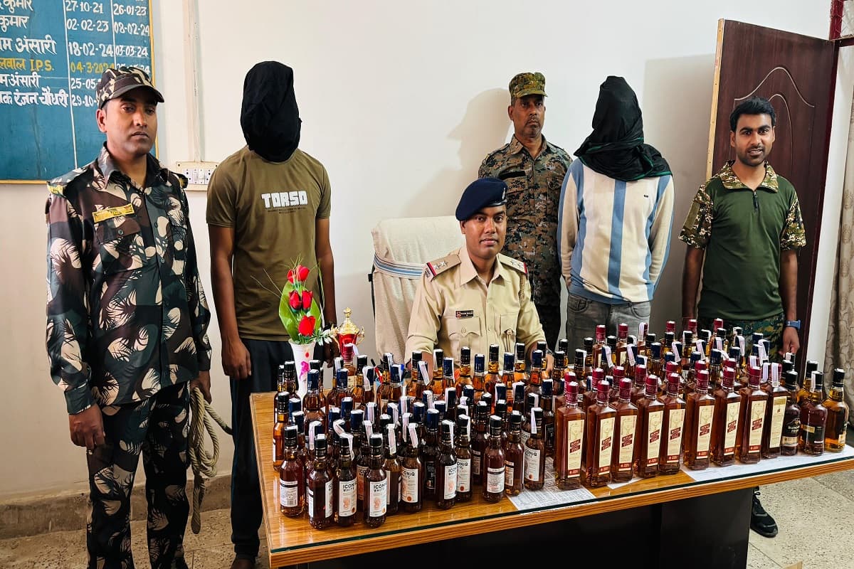 चतरा के प्रतापपुर में पुलिस की बड़ी कार्रवाई, भारी मात्रा में अवैध शराब जब्त
