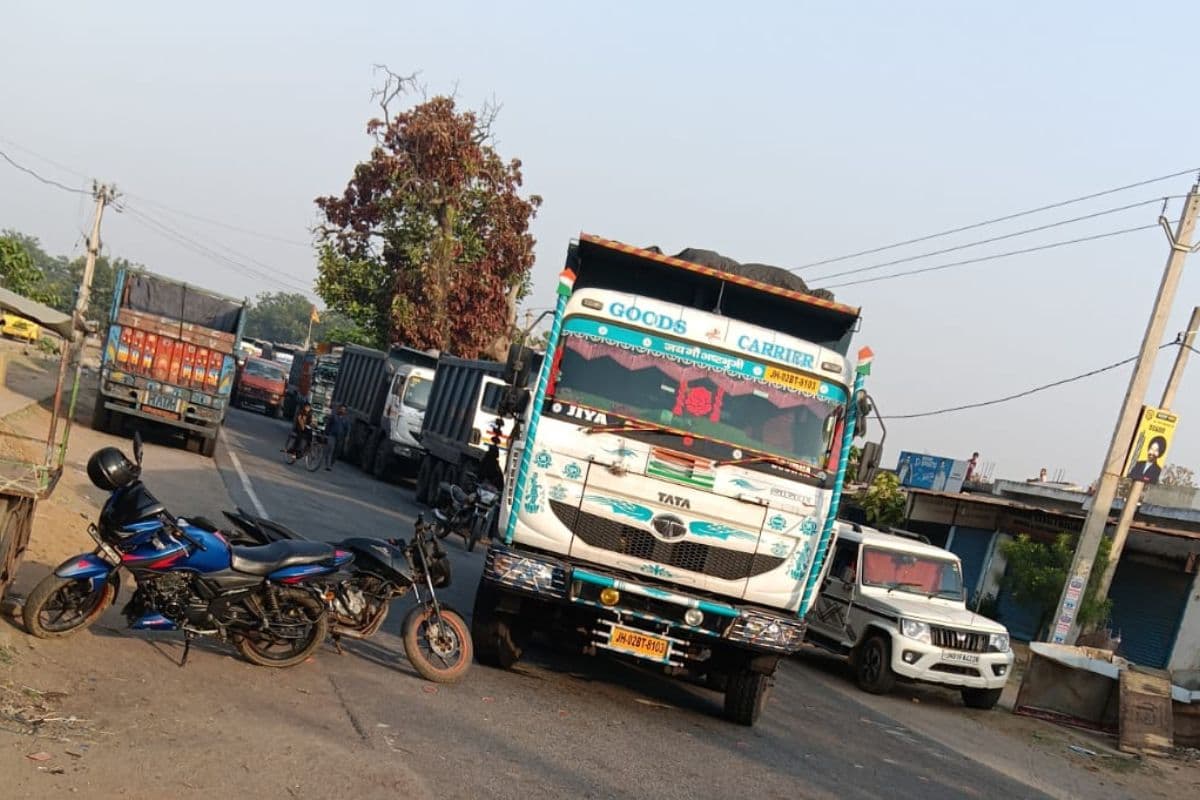 चतरा में बस से उतरते वक्त महिला की दर्दनाक मौत, मुआवजे की मांग को लेकर सड़क जाम