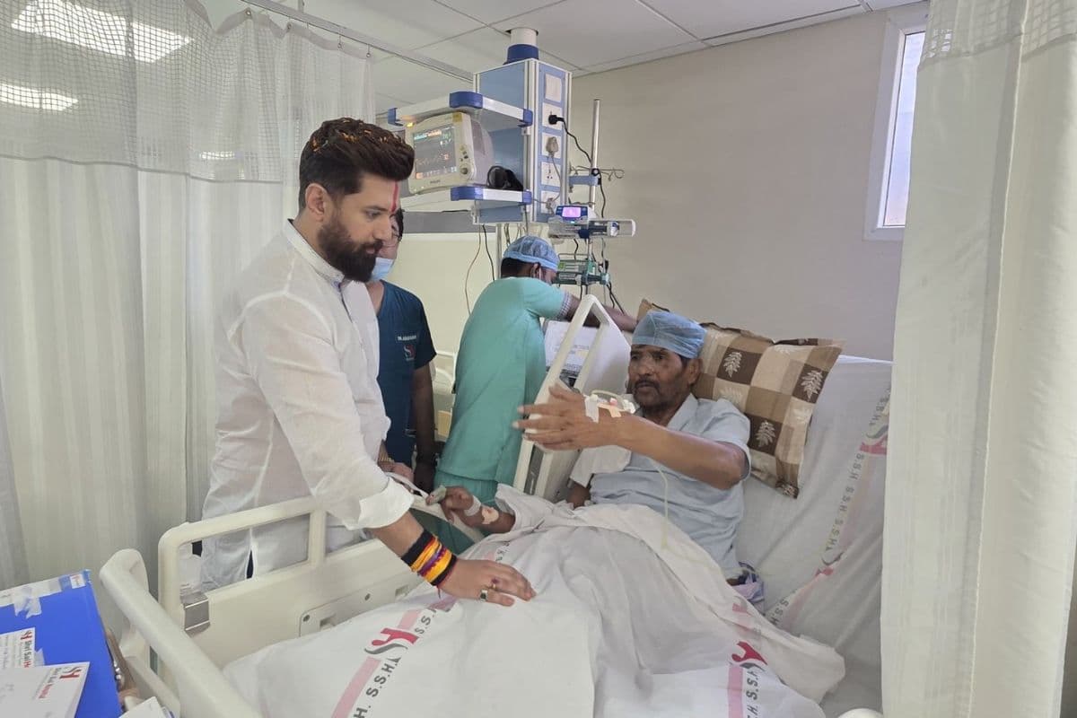 सांस लेने में दिक्कत के बाद अस्पताल में भर्ती हुए पारस, मिलने पहुंचे चिराग पासवान